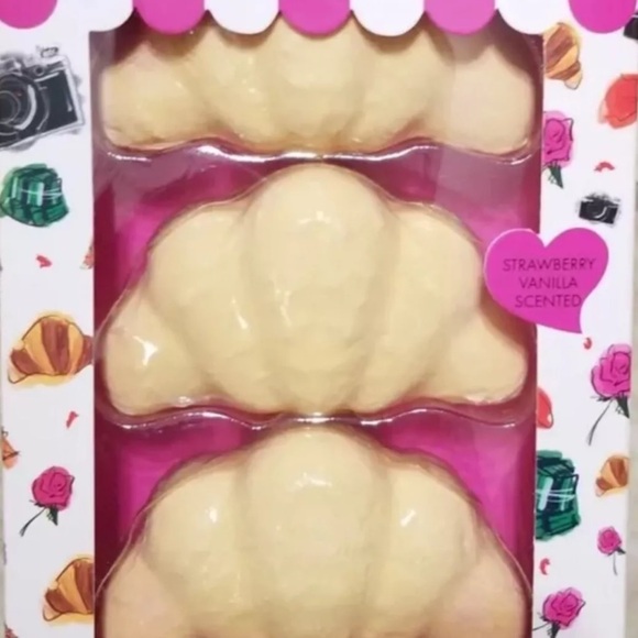 Emily In Paris 3pc Croissant Shaped Bath Bombs Set Strawberry Vanilla Scents - Picture 3 of 4